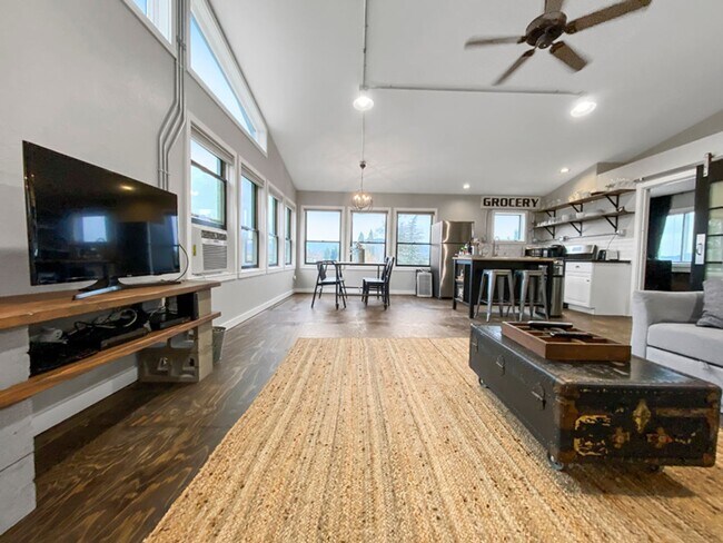 Building Photo - Portland Loft: Fully Furnished Loft Living with views of the golf course $300 Utility Fee