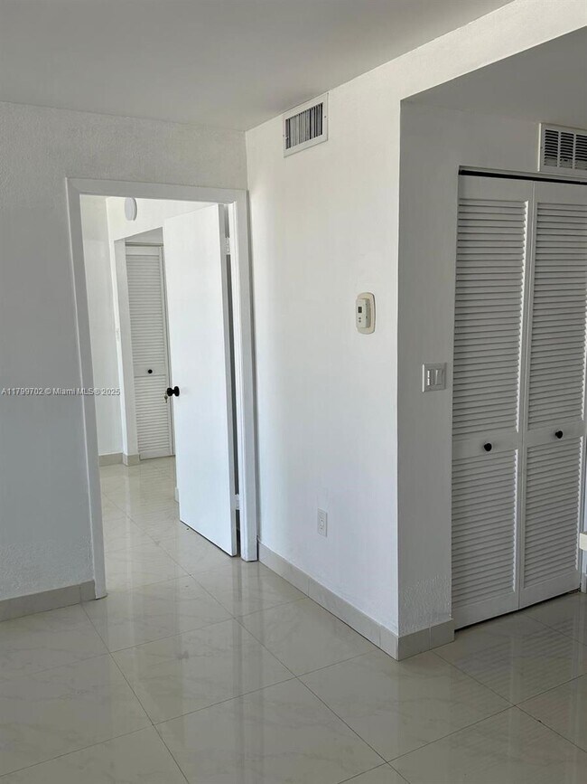 Building Photo - 1450 Brickell Bay Dr