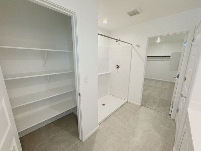 Building Photo - MOVE IN SPECIALS!! 15 DAYS RENT FREE!! New 5-Bedroom Home in Phoenix with Upgrades!