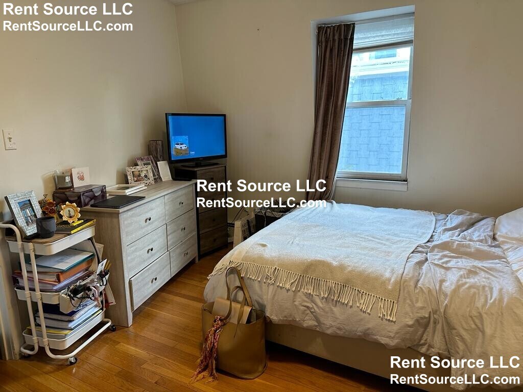 Building Photo - 8 Hingham St