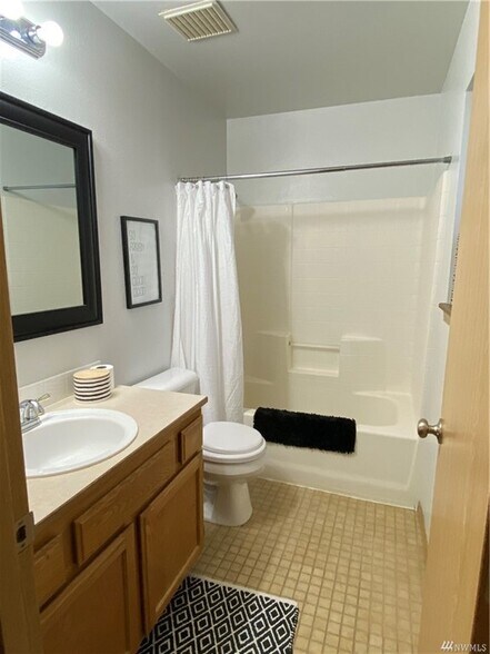 Master En-suite - 328 S Dunham Ave
