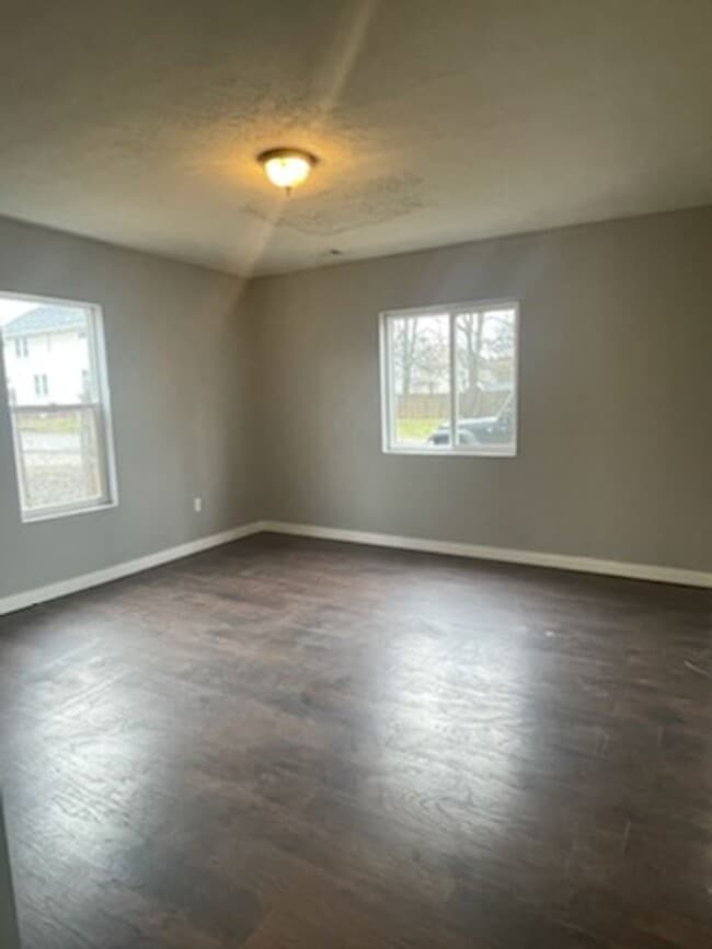 Building Photo - Beautifully Updated 3BR Two-Story Home w/ Fenced Yard & Off-Street Parking