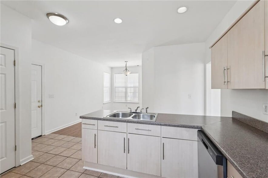 Building Photo - 2596 Bates St SE