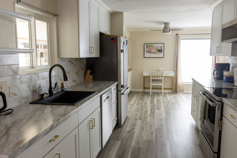 Building Photo - 1010 Palm Canyon Dr