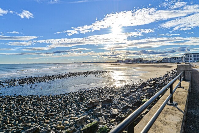 Primary Photo - WINTER RENTAL Gorgeous 2 bedroom very spacious condo at the Riviera