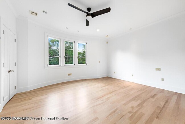 Building Photo - 18 Sheraton Ln