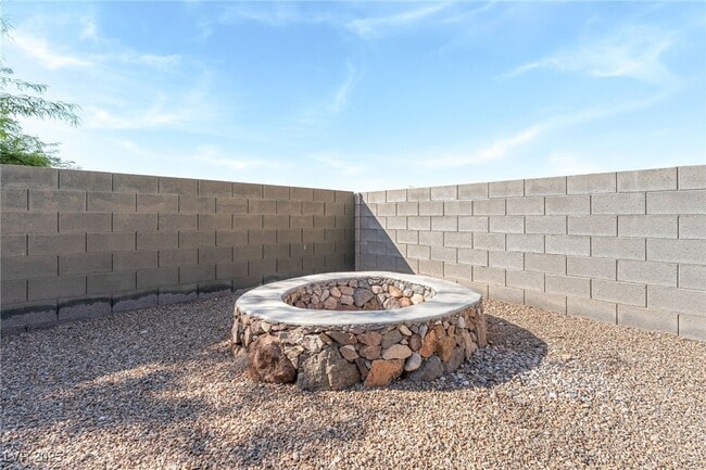 Building Photo - 857 Lantham Pl