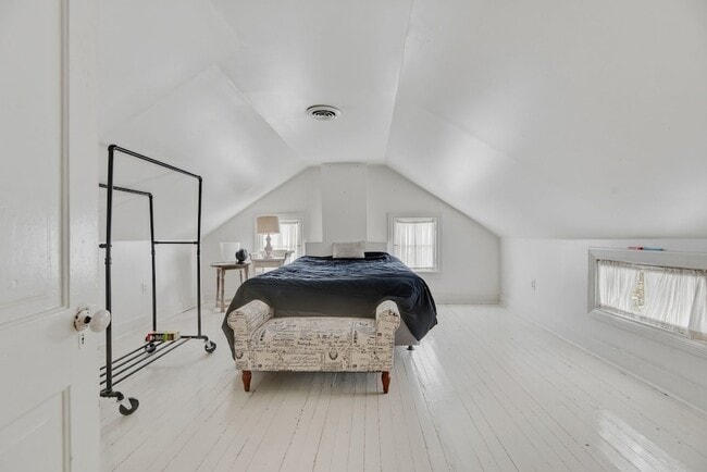 Building Photo - 117 7th Ave N