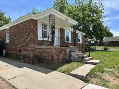 Building Photo - 3 BR Home  1 bathroom.