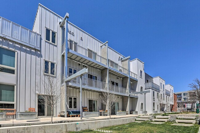 Building Photo - 2530 Lawrence St