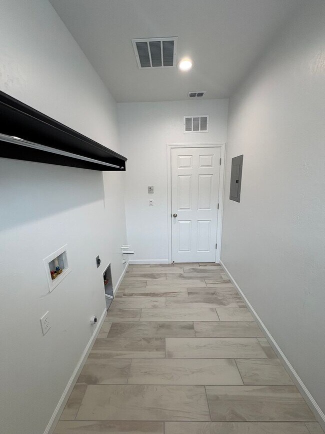 Building Photo - NW Visalia Home For Rent! Close to sports park & shopping centers!
