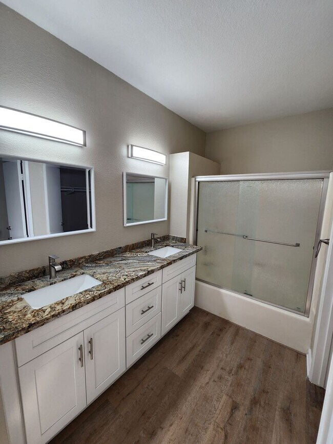 Building Photo - $500 OFF First Month Rent - Mira Mesa - Ca...