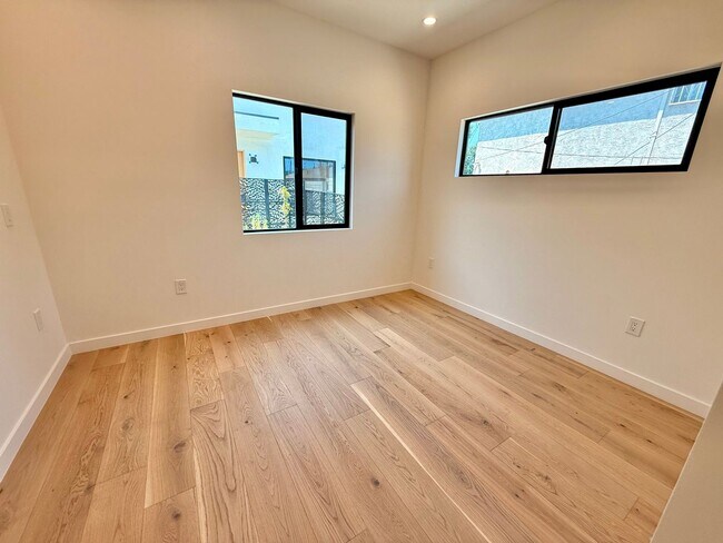 Building Photo - 2427 Shoredale Ave