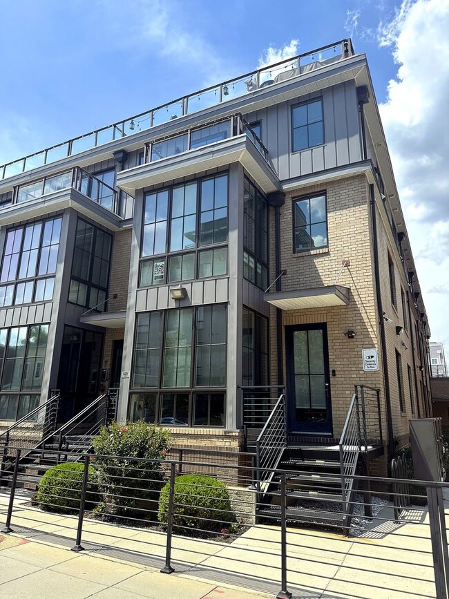 Building Photo - Spacious 2 bedroom/2 bathroom condo in a 2020 elevator building in Petworth