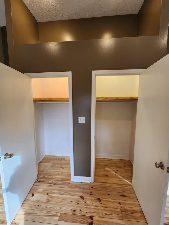 Building Photo - Gorgeous Home For Rent in Ohio City! 2 Master Suites!