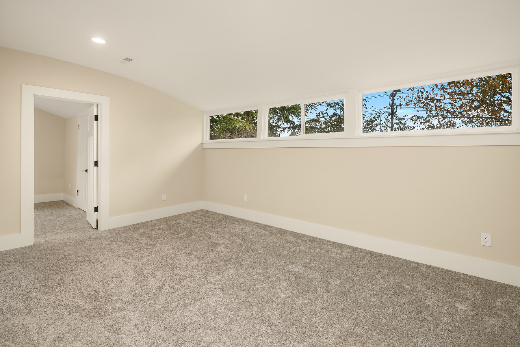 Building Photo - 10425 Des Moines Memorial Dr S