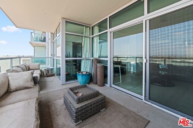 Building Photo - 13700 Marina Pointe Dr