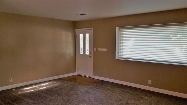 Building Photo - 3 Bedroom with Fenced Yard in Laguna Lake