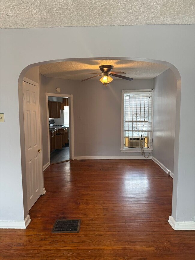 Building Photo - 3 Bedroom Home Steps to LaSalle University