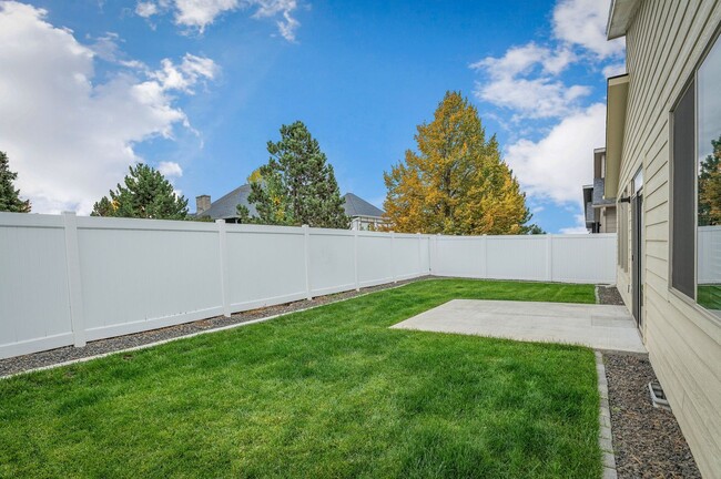 Building Photo - CDA Place Neighborhood- upgraded 3 bed 2 b...