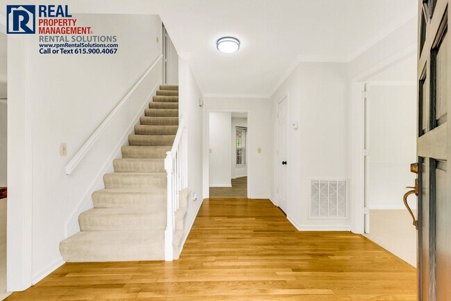 Building Photo - Beautiful Brentwood 3 BD home with attache...