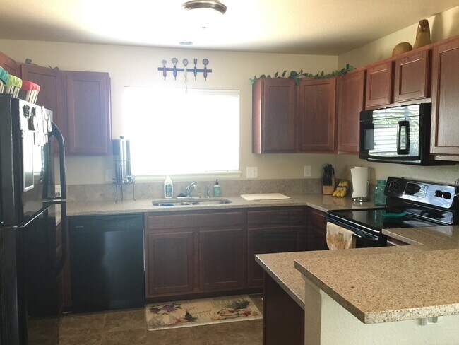 Building Photo - Southern Facing End 3 Bedroom Townhome
