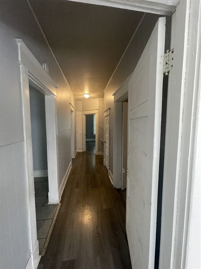 Building Photo - 2 br 1 bath duplex unit for lease | Shreve...