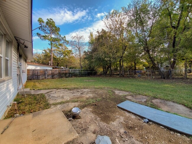Building Photo - 3 bed 1 bath in Tecumseh!