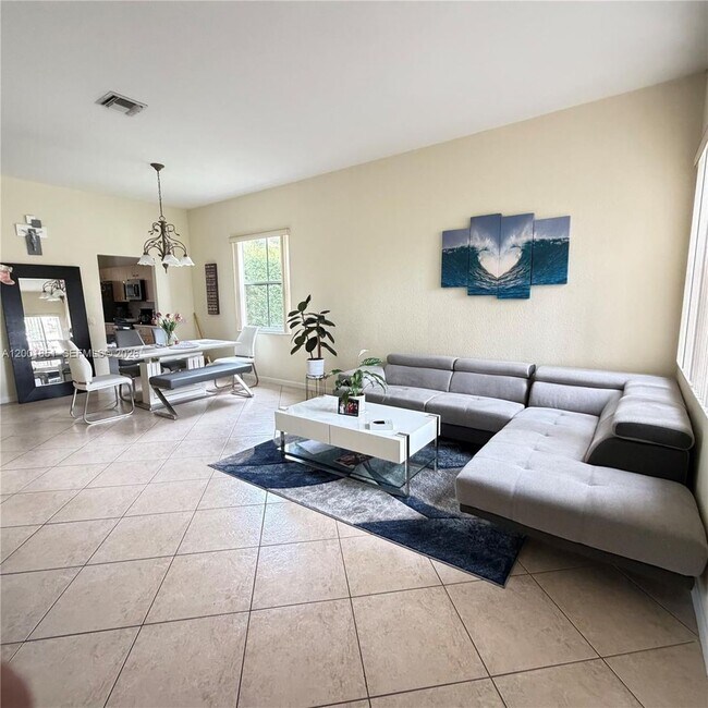 Building Photo - 1006 Sunflower Cir