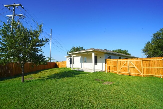 Building Photo - Immaculately upgraded and maintained home now available in Cibolo! Realtor Commission: $550