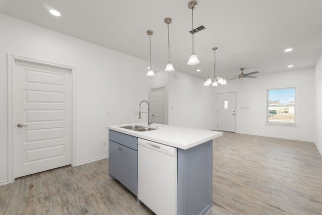 Building Photo - 2712 Rosa Dr
