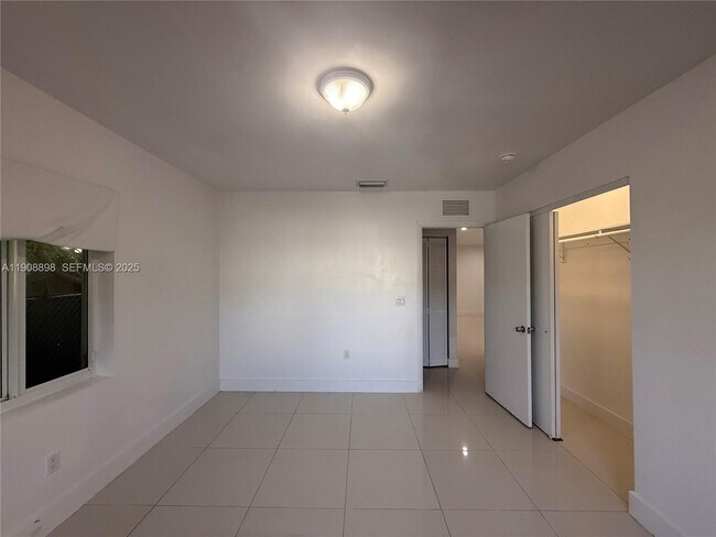 Building Photo - 540 NE 67th St