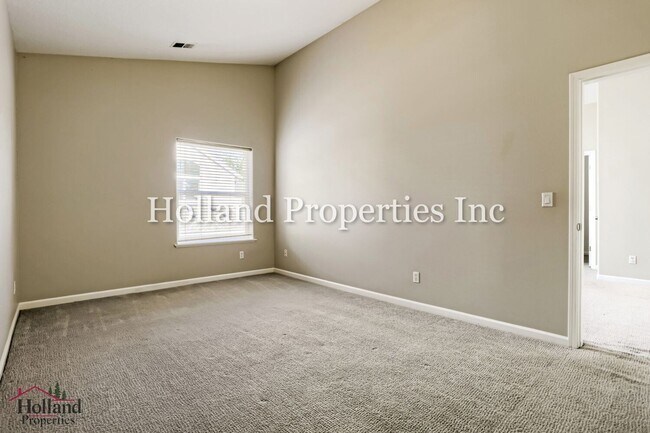 Building Photo - 4914 NW Huserik Dr