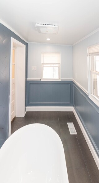 Building Photo - 423 S Eden St