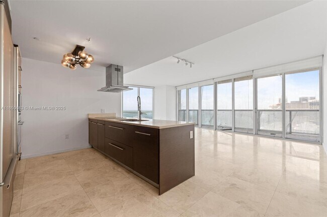 Building Photo - 495 Brickell Ave