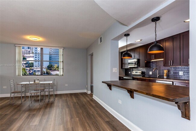 Building Photo - 9180 W Bay Harbor Dr