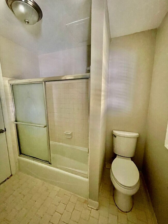 Building Photo - Welcome to view, a charming 4-bedroom, 2-bathroom home located in the heart of Charlotte, NC.