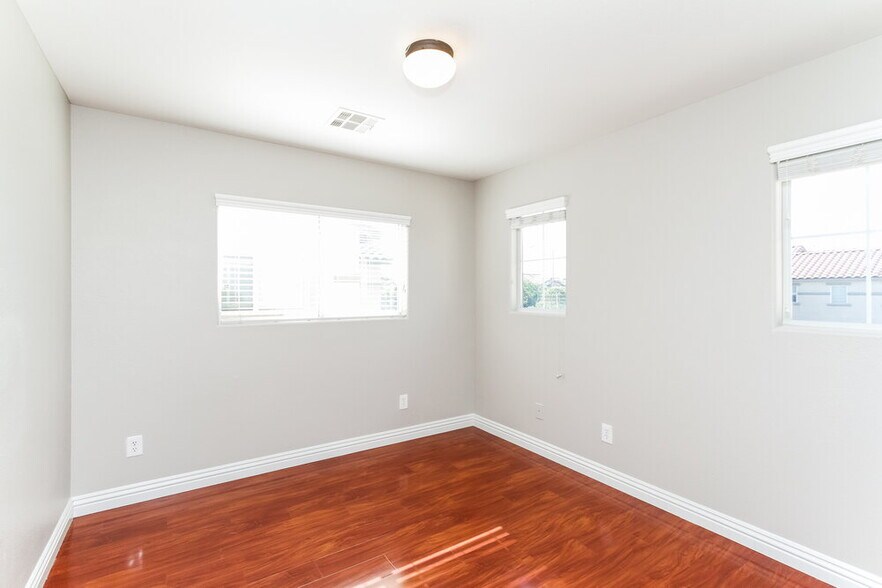 Building Photo - 84 Japonica Ave