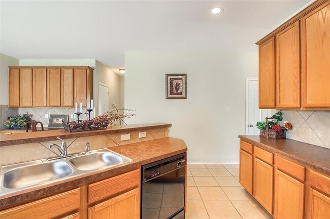 Building Photo - 18720 Royal Pointe Dr