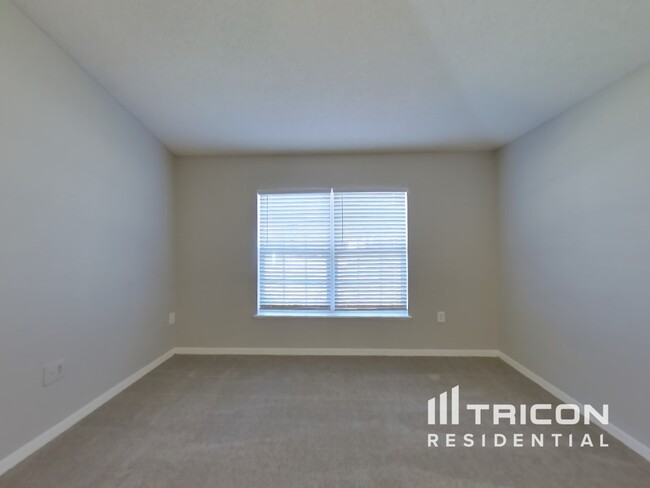 Building Photo - 2232 Nettlebrook St N