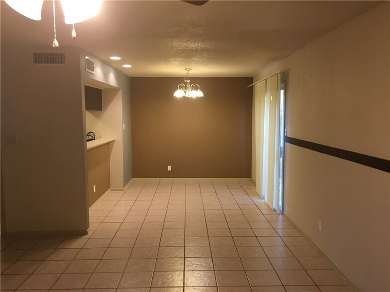 Building Photo - 7206 Creekside Dr