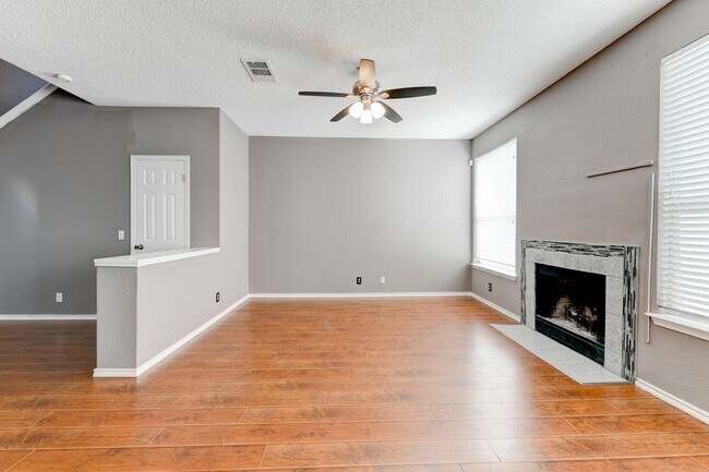 Building Photo - Spacious and Updated Home in Prime Location