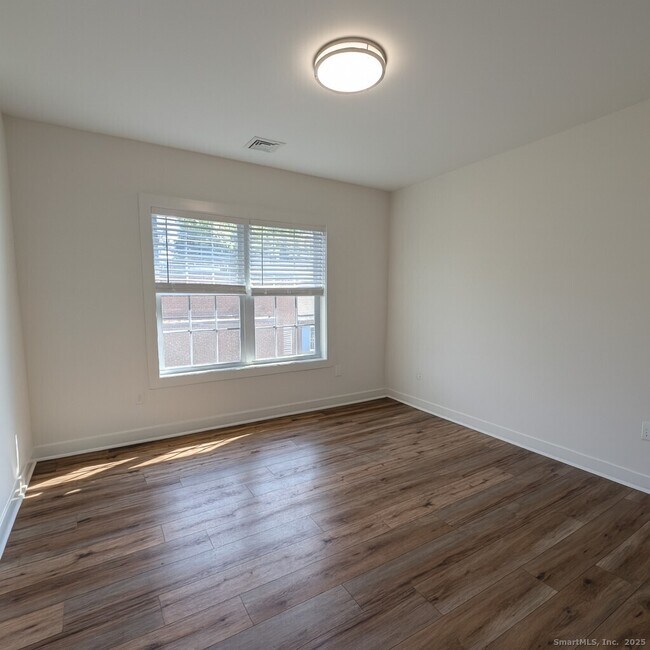 Building Photo - 138 Highland Ave