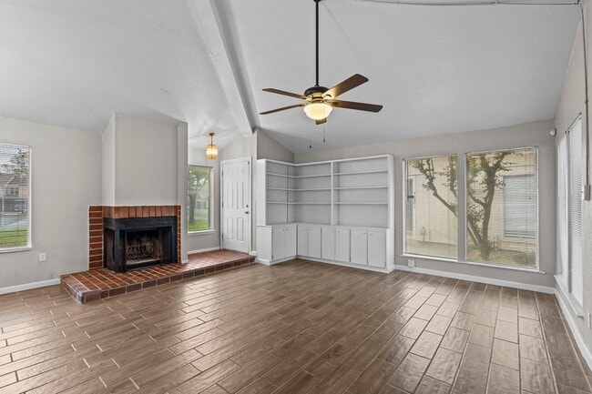 Building Photo - Beautiful 2 Bed, 2 Bath Townhome