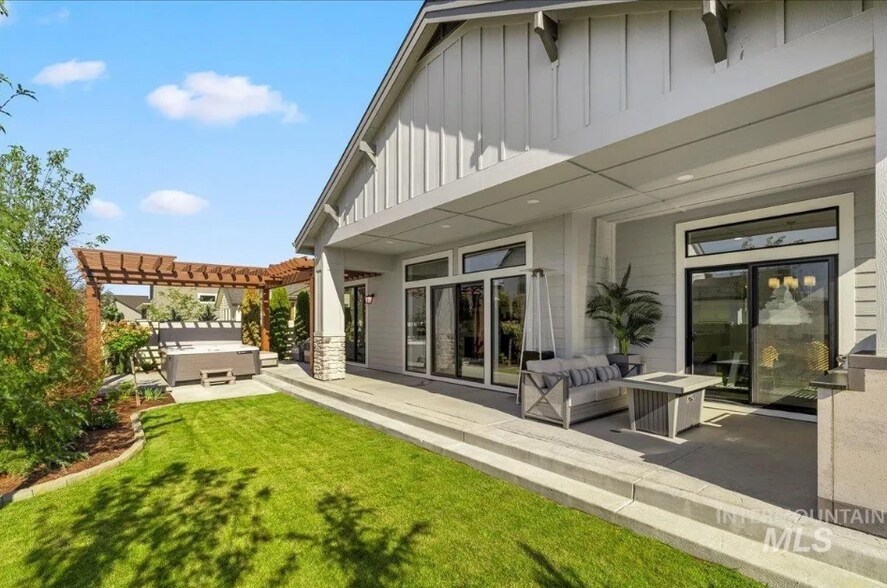 Building Photo - 9901 W Aviara St