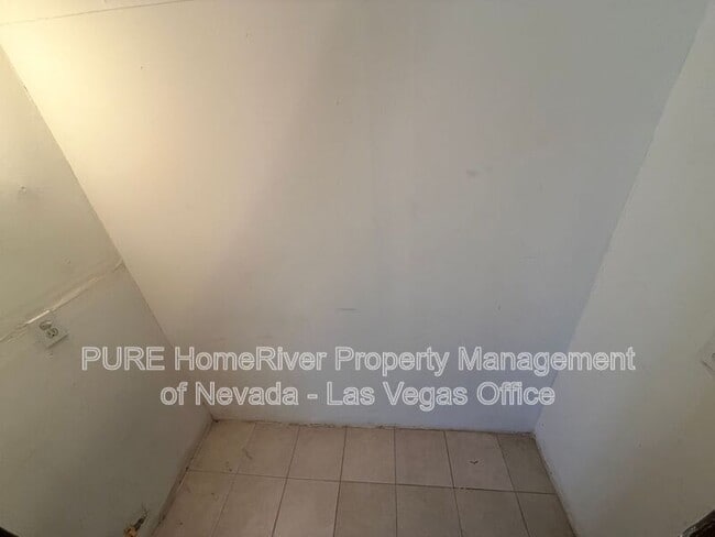 Building Photo - 1405 E Vegas Valley Dr