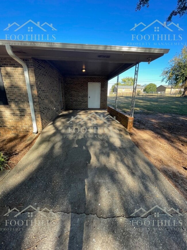 Building Photo - Newly Renovated 3-Bed, 2-Bath Brick Home