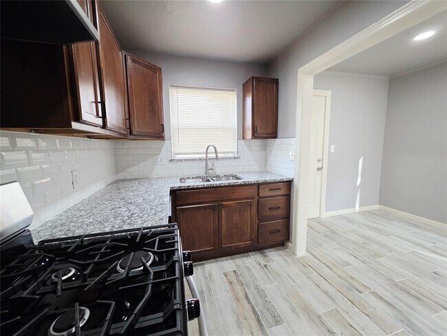 Building Photo - 2722 N Lyons Dr