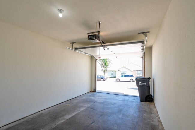 Building Photo - 2418 Northampton Dr