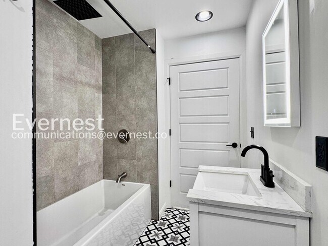 Building Photo - 2 Bed, 2 Bath Home with Garage / Pet-Friendly / Available Now!